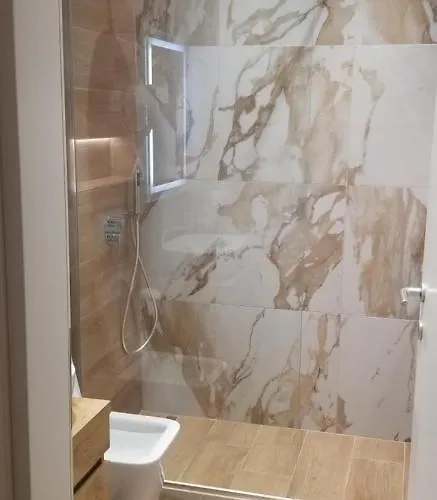 White * טיראנה