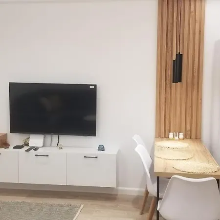 White דירה