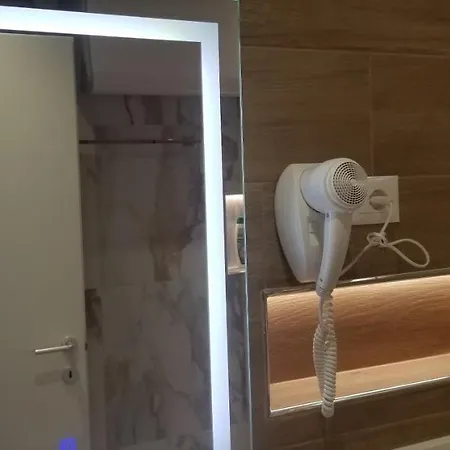 White טיראנה